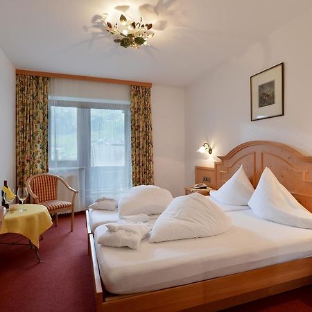 Hotel Schwarzer Adler Hippach Room photo